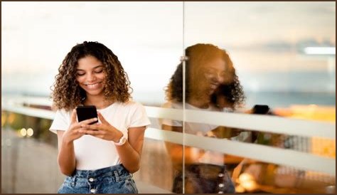 18 Clues That Someone Likes You, Based On How They Text